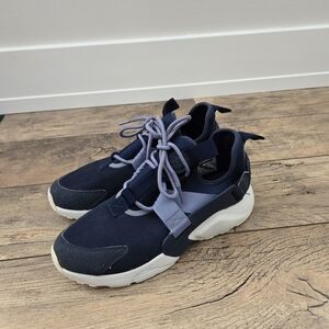 Nike Huarache City Dark Blue and White Womens Size 9 Sneakers